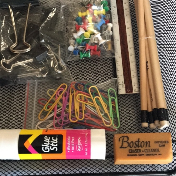 Mesh letter tray and office supplies - Picture 6 of 6